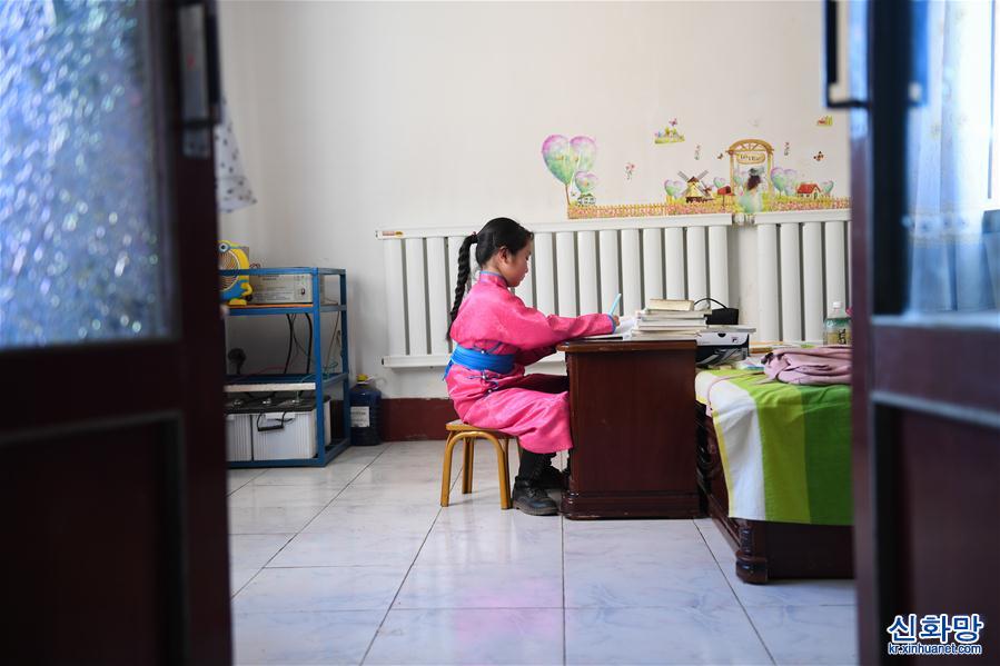 （图片故事）（12）戈壁深处上网课