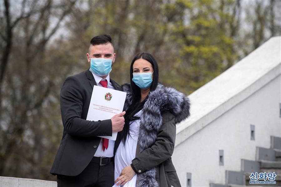 （国际疫情）（1）立陶宛：戴口罩的婚礼