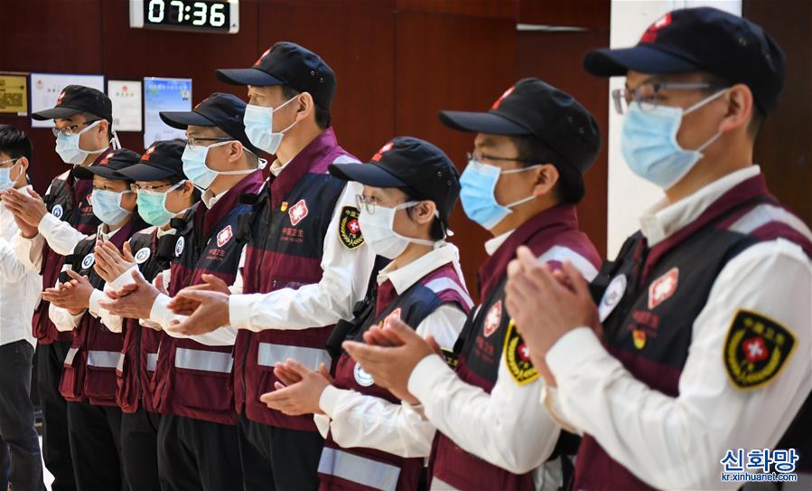 （聚焦疫情防控）（1）中国赴马来西亚抗疫医疗专家组从广州启程