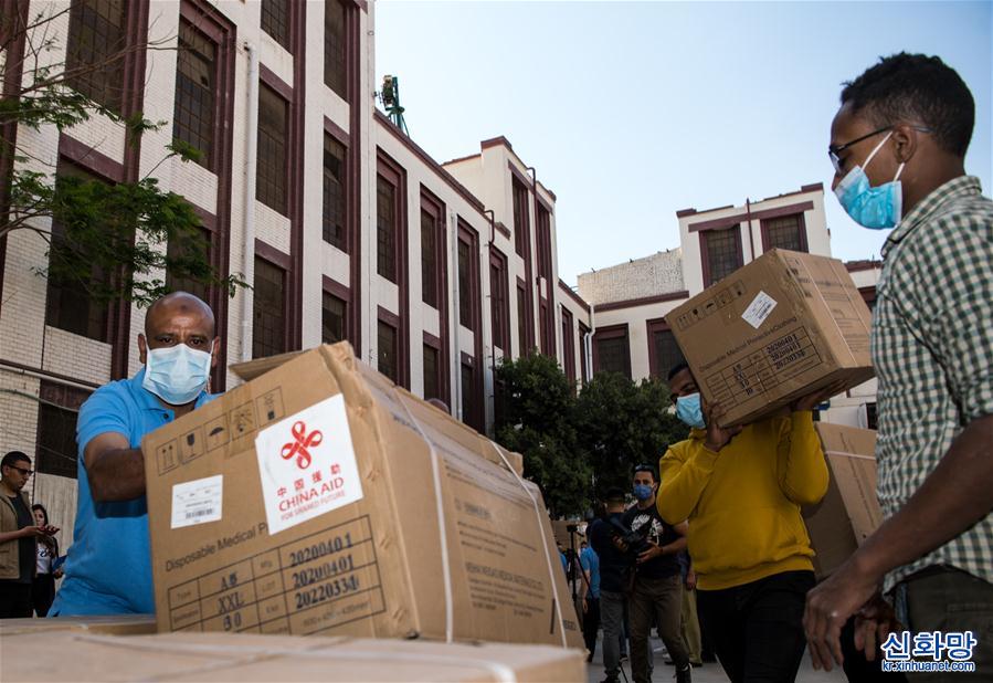 （国际）（2）中国政府援助埃及第二批抗疫物资完成交接