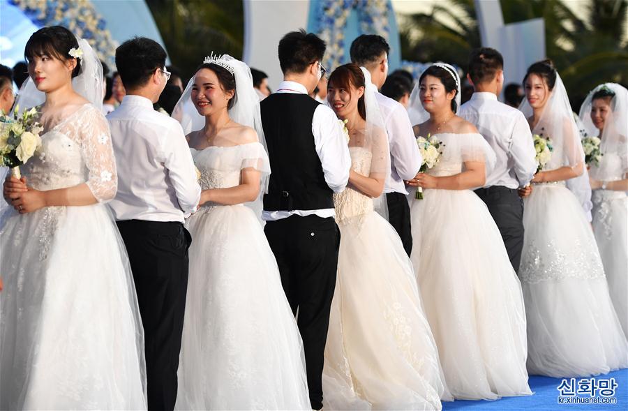 （社会）（4） 战“疫”情侣 集体婚礼