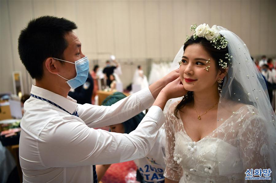 （社会）（5） 战“疫”情侣 集体婚礼