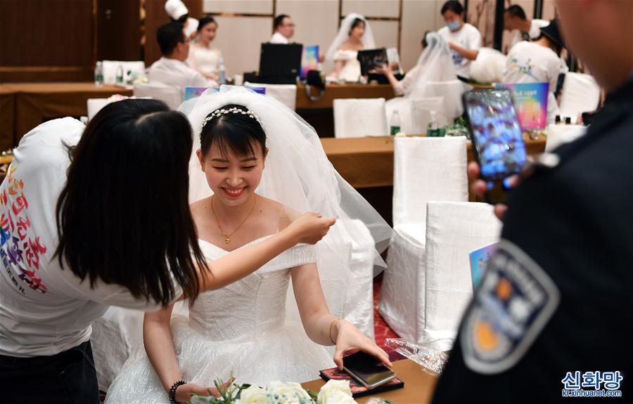 （社会）（6） 战“疫”情侣 集体婚礼