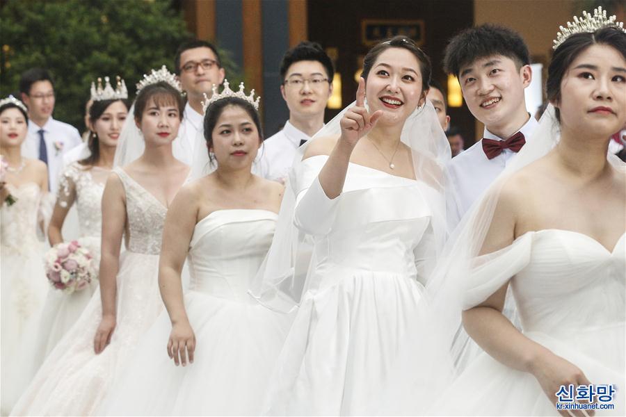 （社会）（8）战“疫”情侣 集体婚礼