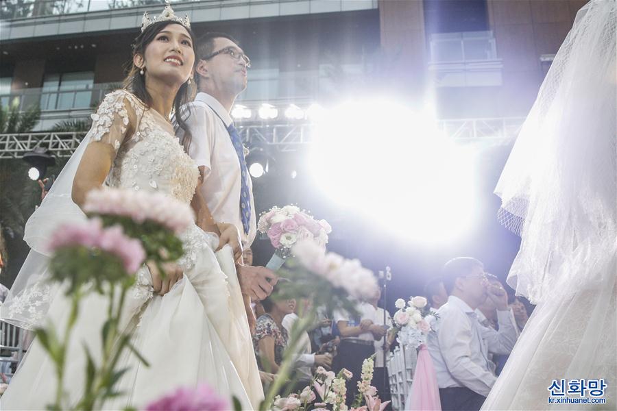 （社会）（10）战“疫”情侣 集体婚礼