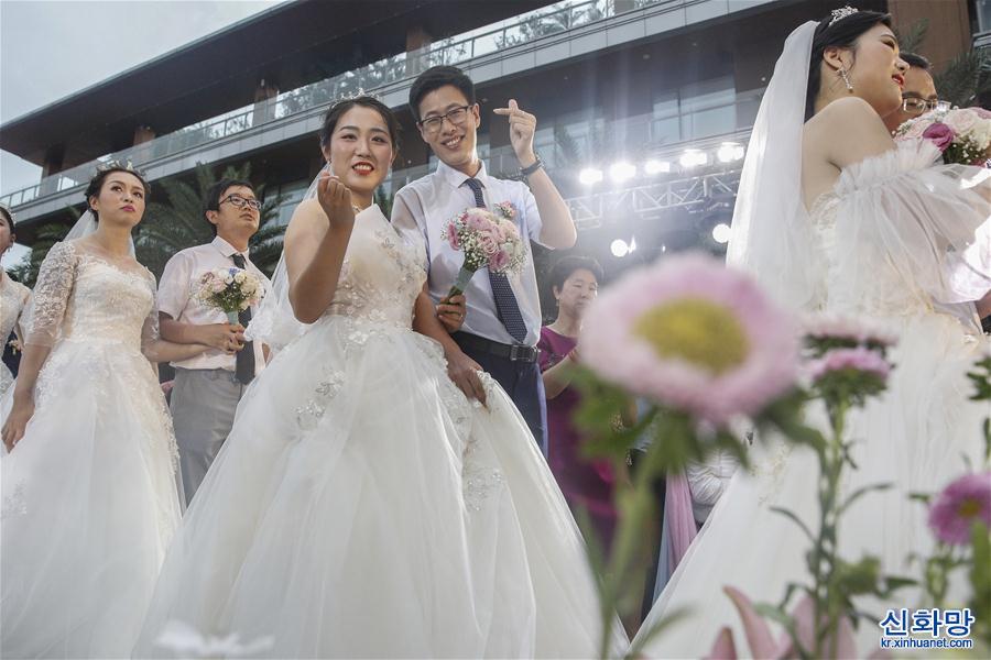 （社会）（11）战“疫”情侣 集体婚礼
