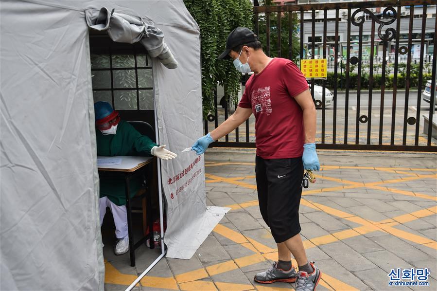 （聚焦疫情防控·图文互动）（2）北京14日核酸检测超7万人 部分社区实施封闭管理