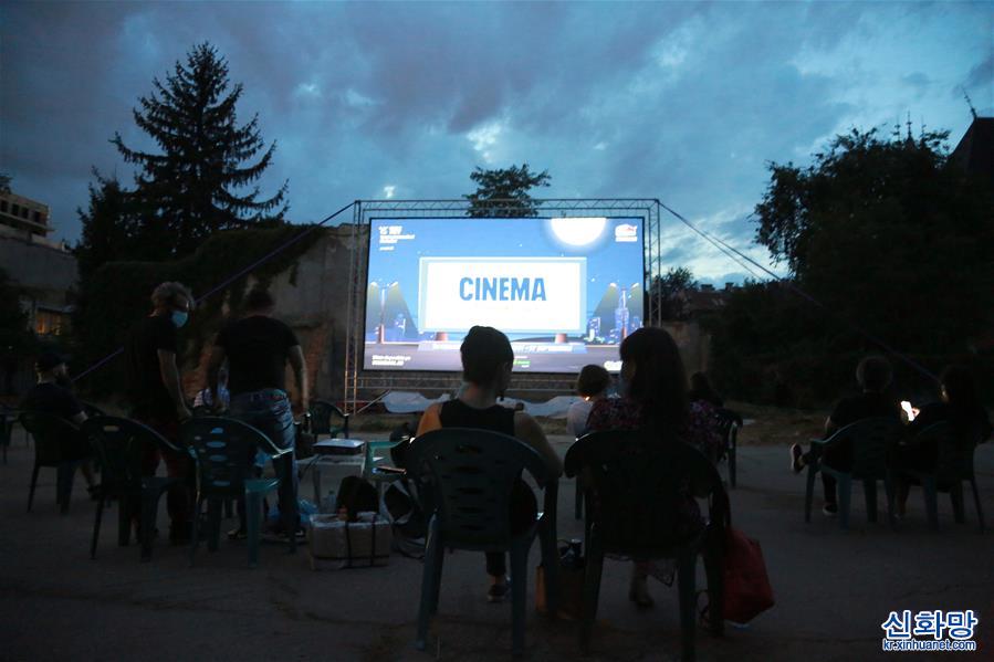 （新华视界）（1）罗马尼亚：疫情中“月光下的电影院”