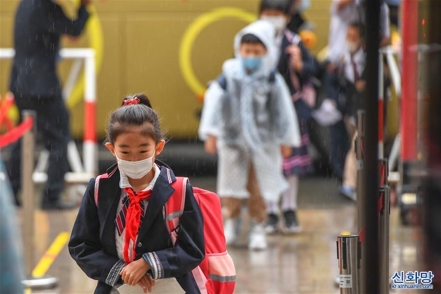 （教育）（3）长春：雨中迎开学