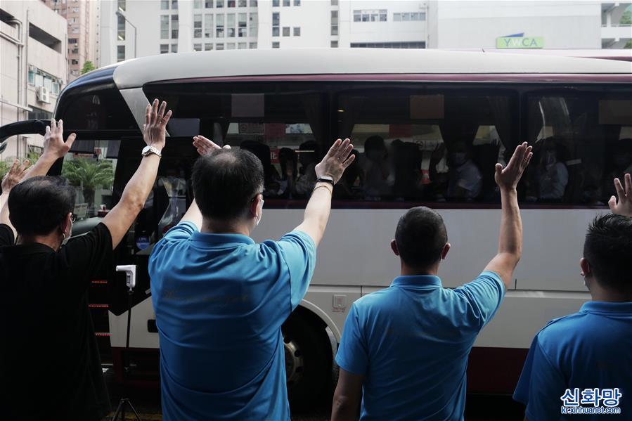 （图文互动）（2）特写：“感恩有您！”——香港市民自发欢送内地核酸检测支援队离港