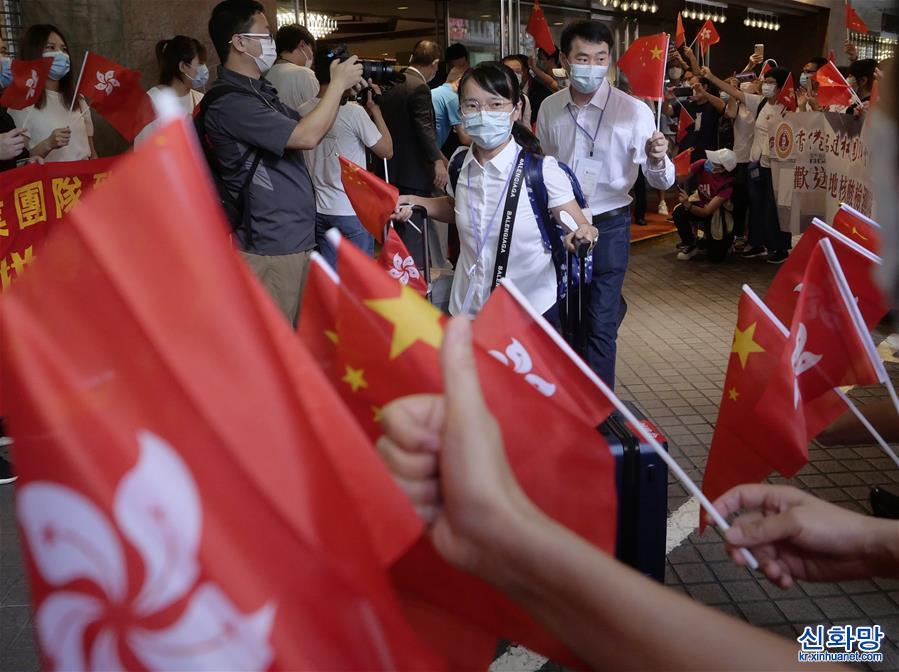 （图文互动）（3）特写：“感恩有您！”——香港市民自发欢送内地核酸检测支援队离港