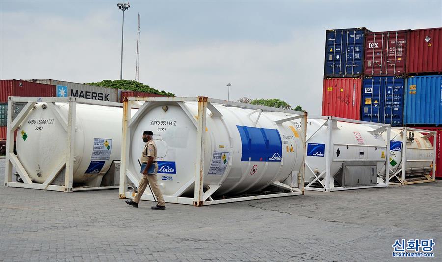 （国际疫情·新华视界）（1）印度：运送氧气罐