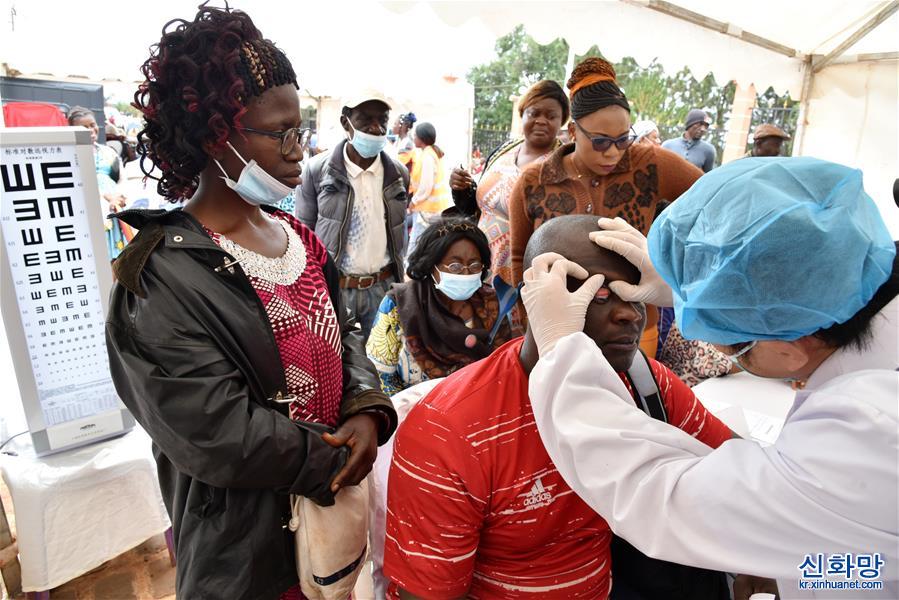 （国际·图文互动）（1）中国援喀麦隆医疗队举行义诊造福当地群众