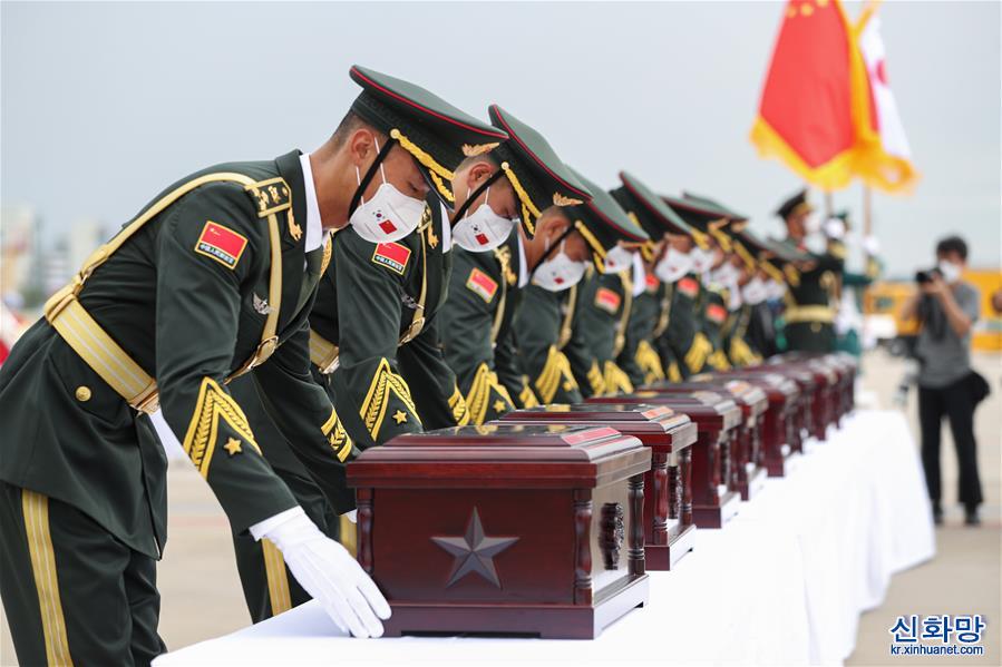 （国际）（2）中韩双方交接第八批在韩中国人民志愿军烈士遗骸