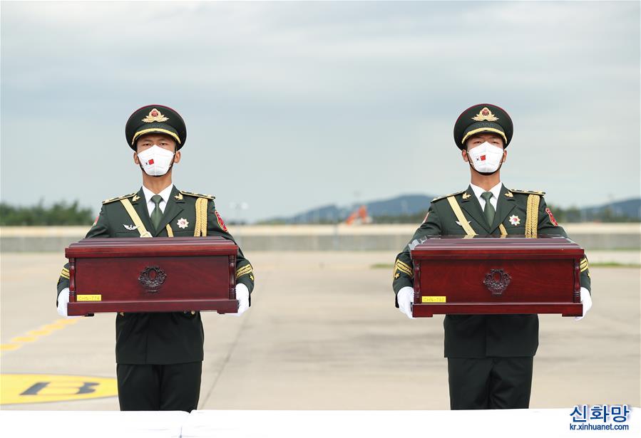 （国际）（10）中韩双方交接第八批在韩中国人民志愿军烈士遗骸