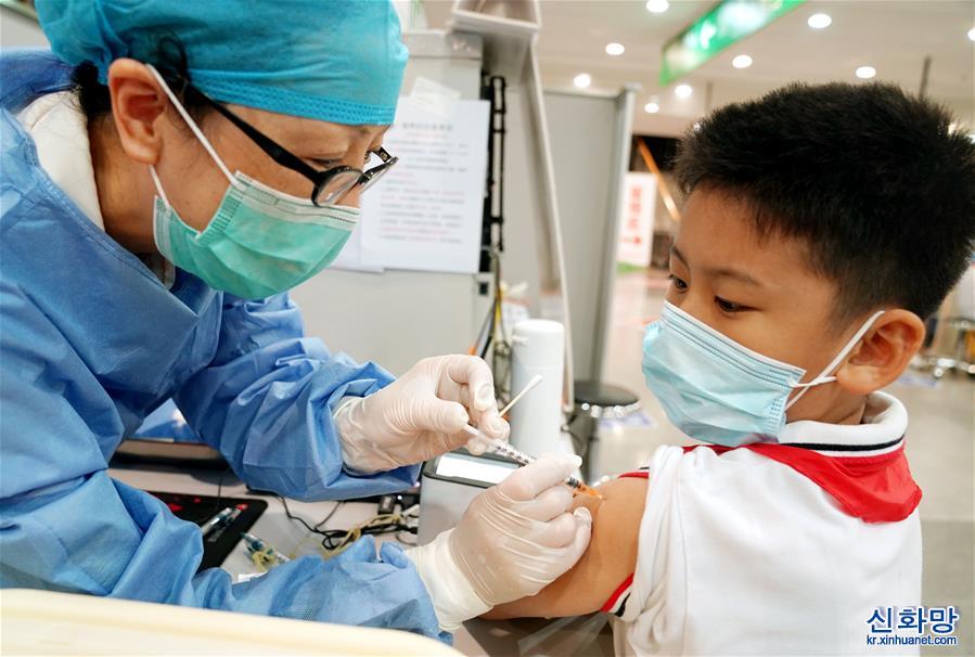（社会）（2）上海全面开展12-14岁人群新冠疫苗接种工作
