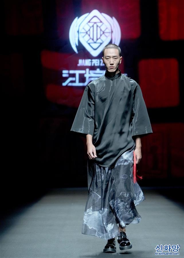 （文化）（5）“江培占·宋培占”时装发布在京举行