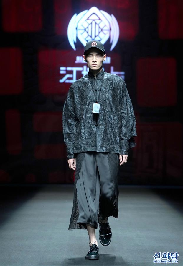 （文化）（2）“江培占·宋培占”时装发布在京举行