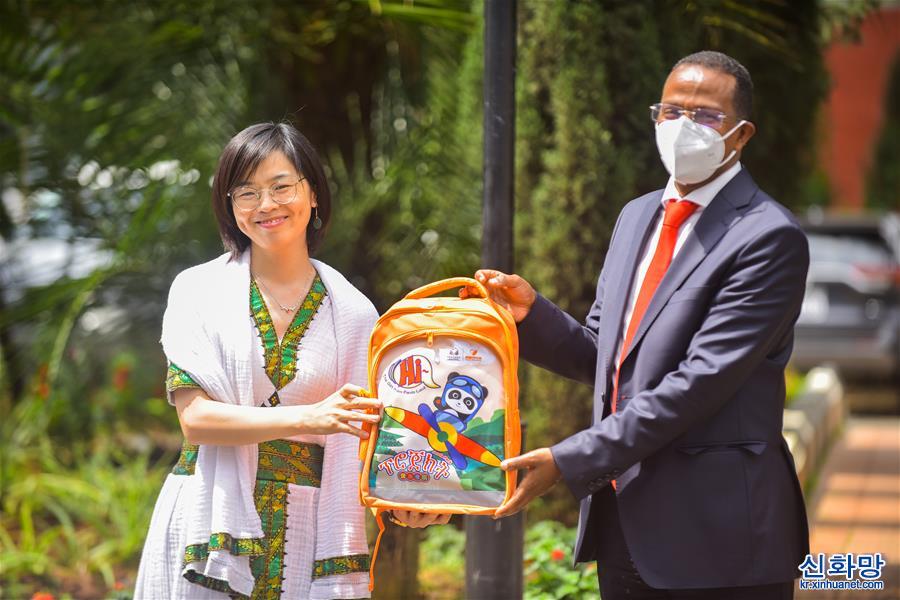 （國際·圖文互動）（1）中國扶貧基金會向埃塞俄比亞貧困學生捐贈愛心包裹