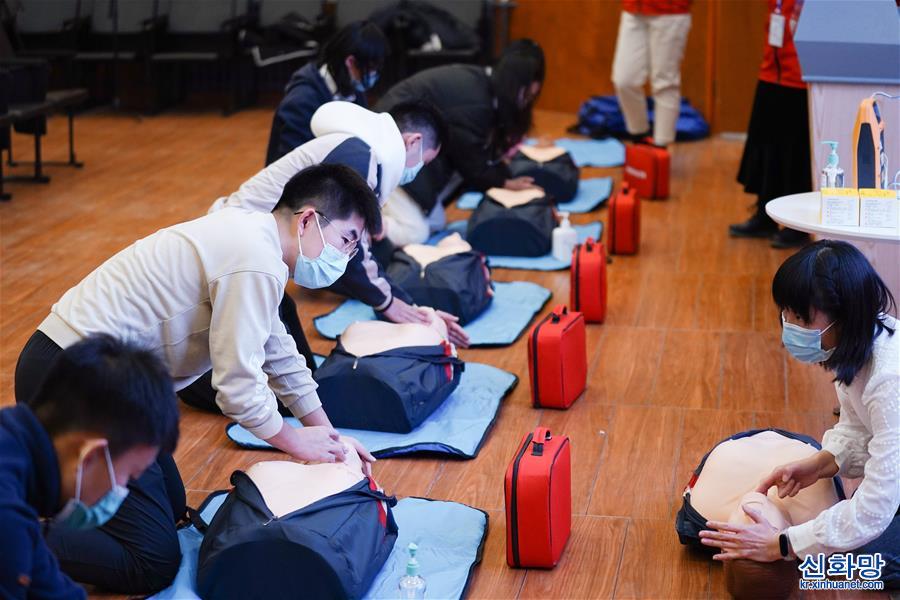 （新华视界）（1）清华大学举办冬奥志愿者急救技能培训