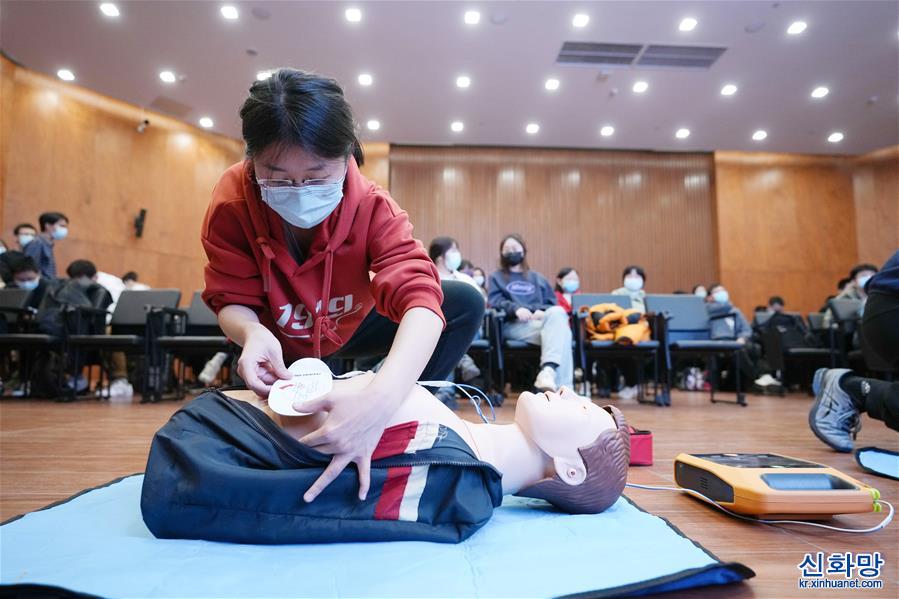 （新華視界）（3）清華大學舉辦冬奧志願者急救技能培訓
