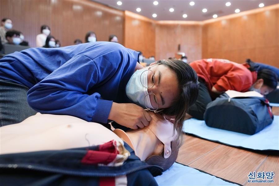 （新华视界）（2）清华大学举办冬奥志愿者急救技能培训