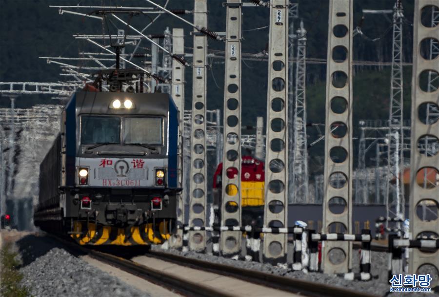 （新华全媒＋）（4）中老铁路首趟国际货物列车经磨憨铁路口岸前往老挝