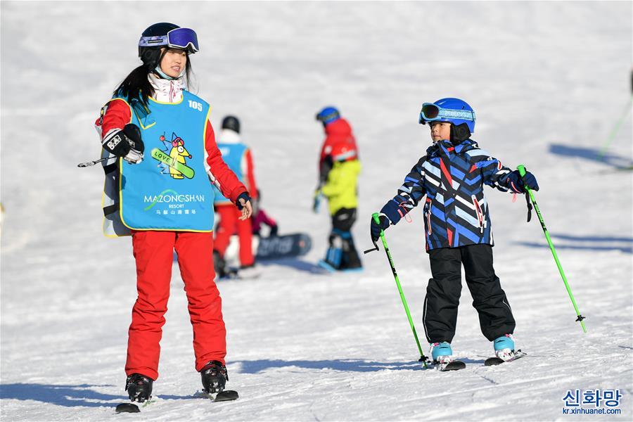 （走近冬奥）（3）全民健身——呼和浩特：乐享滑雪度假期