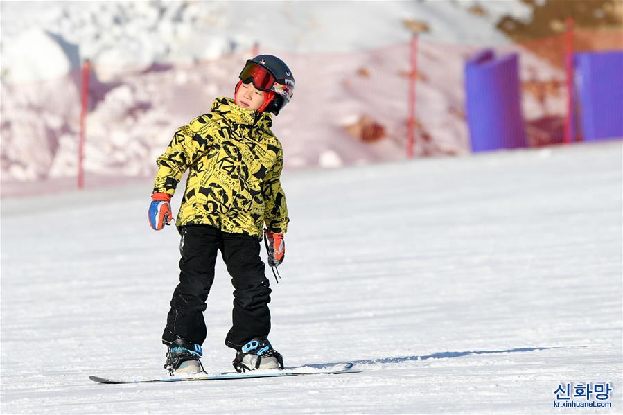 （走近冬奥）（13）全民健身——呼和浩特：乐享滑雪度假期