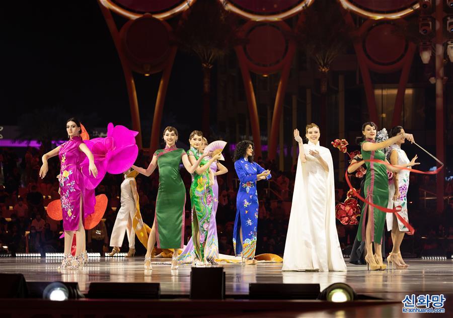 （国际）（1）迪拜世博会上演东方旗袍秀