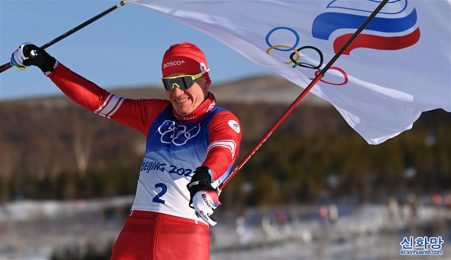 （北京冬奥会）（1）越野滑雪——俄罗斯奥委会选手博利舒诺夫获得男子双追逐冠军