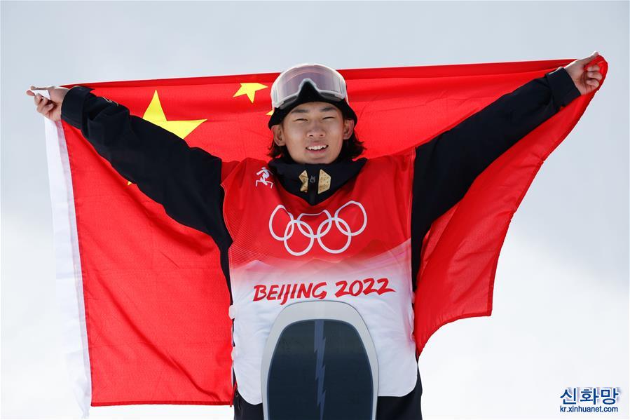 （新华全媒+·北京冬奥会）（40）单板滑雪——苏翊鸣夺得男子坡面障碍技巧银牌