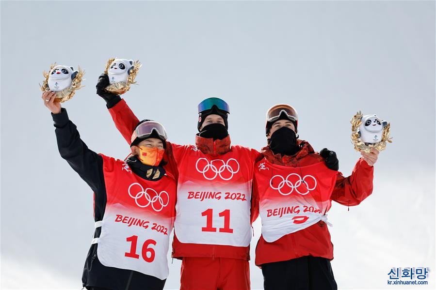 （北京冬奥会）（2）单板滑雪——加拿大选手马克斯·帕罗特获得男子坡面障碍技巧金牌