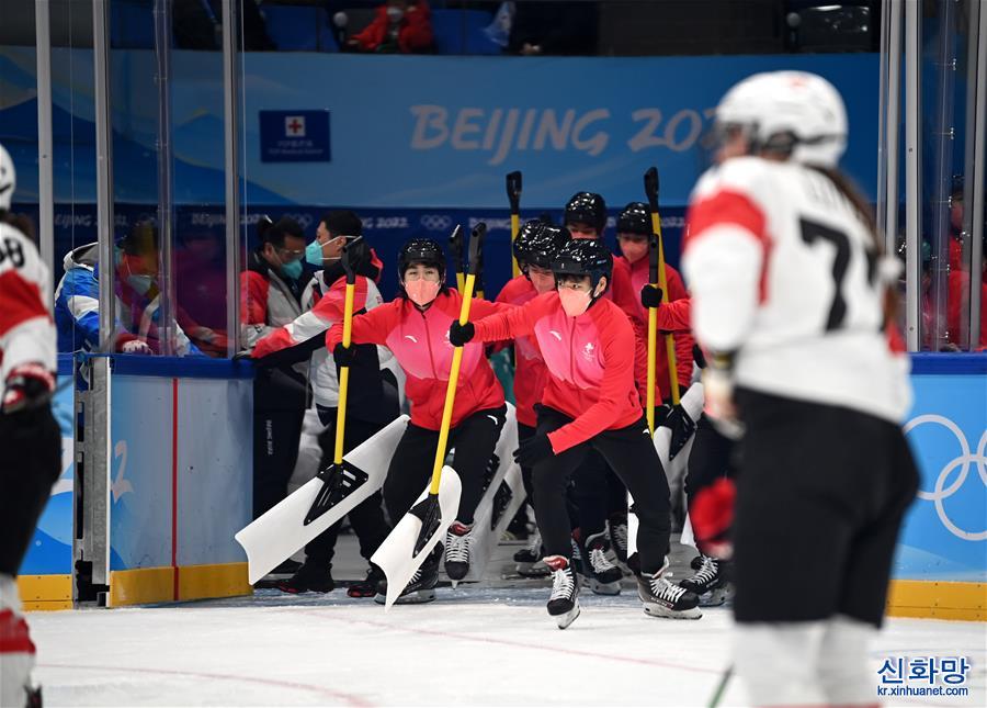 （北京冬奥会）（1）冰球“雪童” 服务冬奥