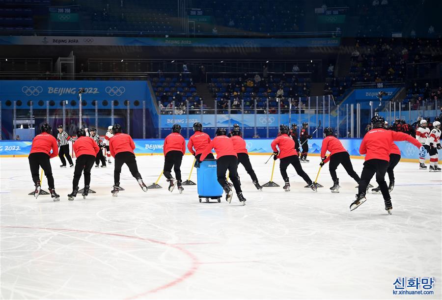 （北京冬奥会）（11）冰球“雪童” 服务冬奥