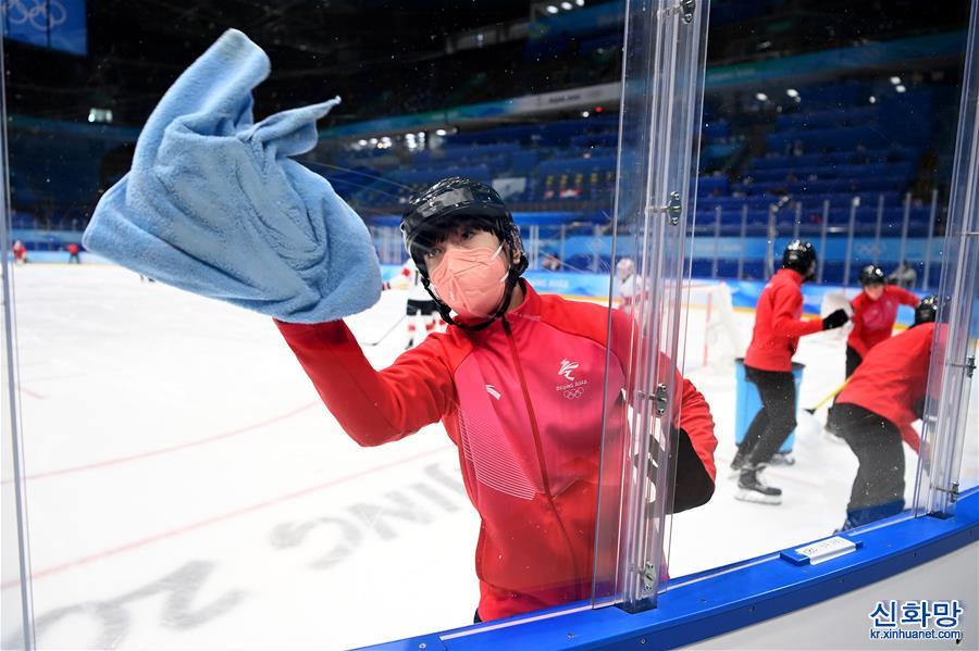 （北京冬奥会）（2）冰球“雪童” 服务冬奥