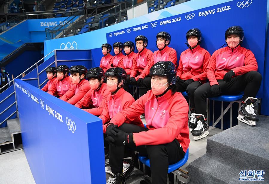 （北京冬奥会）（9）冰球“雪童” 服务冬奥