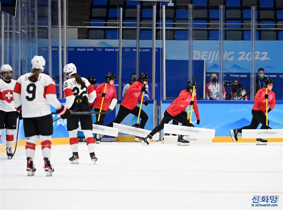 （北京冬奥会）（12）冰球“雪童” 服务冬奥