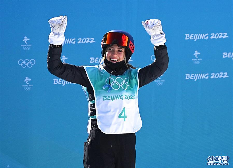 （新华全媒+·北京冬奥会）（1）自由式滑雪——谷爱凌晋级女子大跳台决赛
