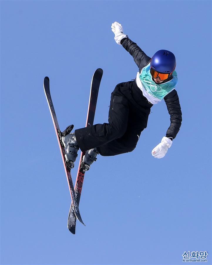 （新华全媒+·北京冬奥会）（33）自由式滑雪——谷爱凌晋级女子大跳台决赛
