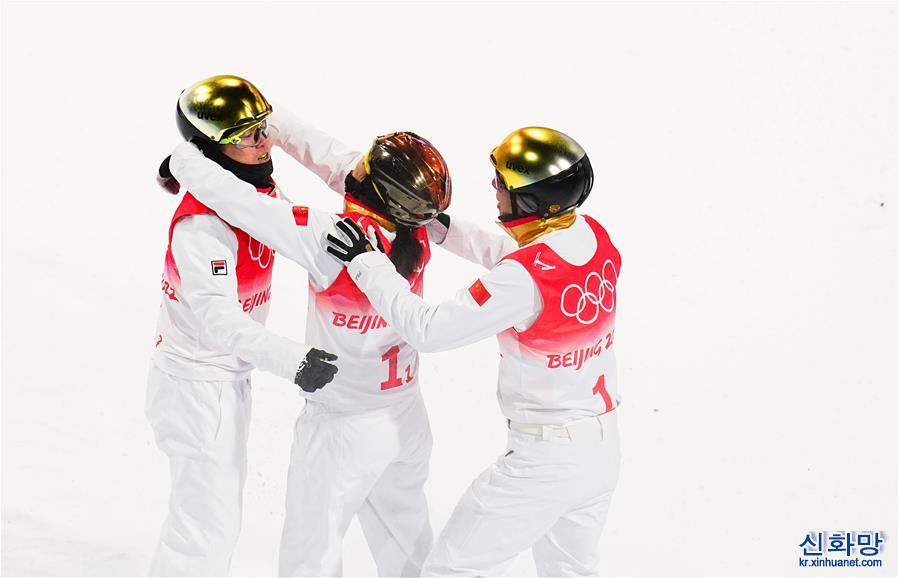 （北京冬奥会）自由式滑雪——空中技巧混合团体决赛：中国队获得亚军