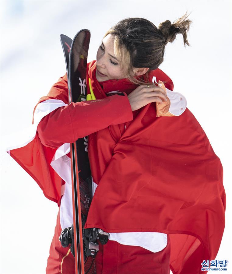 （新华全媒+·北京冬奥会）自由式滑雪——女子坡面障碍技巧决赛：谷爱凌夺得银牌