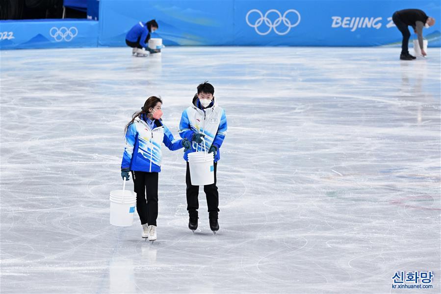 （北京冬奥会）（12）补冰员：守护最“美”冰场