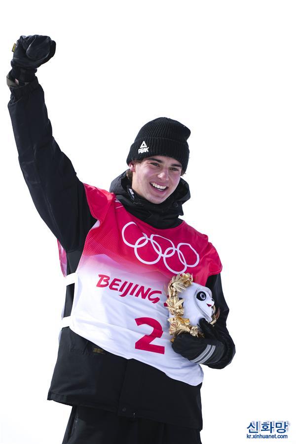 （北京冬奥会）自由式滑雪——男子U型场地技巧决赛：新西兰选手夺冠