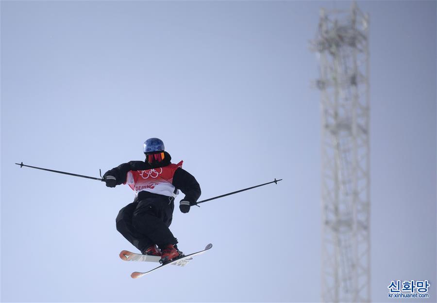 （北京冬奥会）自由式滑雪——男子U型场地技巧决赛：新西兰选手夺冠