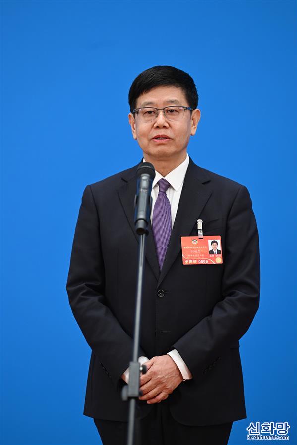 （两会·政协开幕）（3）接受采访