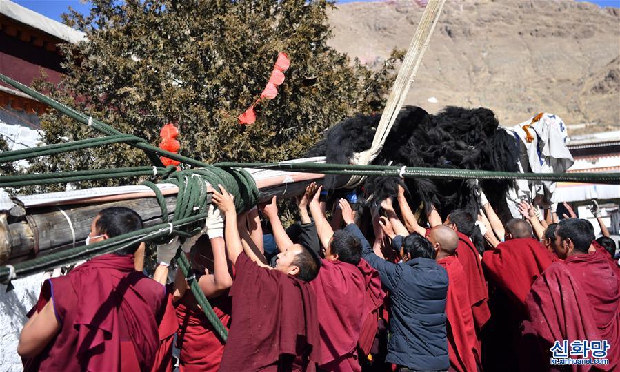 （XHDW）（4）西藏扎什伦布寺举行立经杆仪式