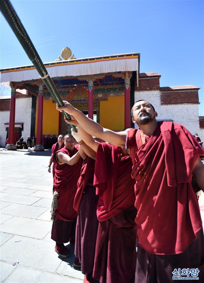 （XHDW）（7）西藏扎什伦布寺举行立经杆仪式