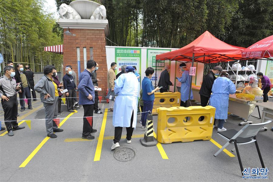（聚焦疫情防控）（1）上海：小区内居民核酸检测有序进行