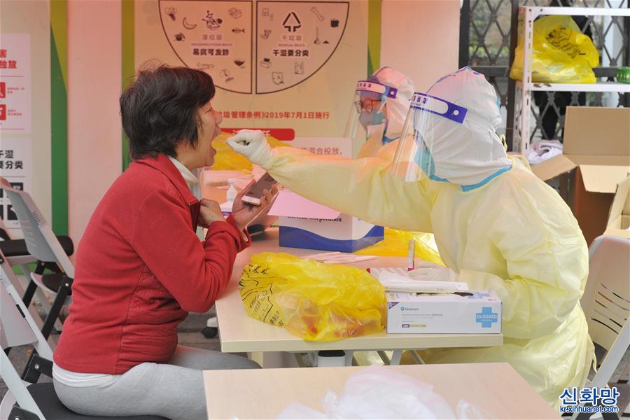 （聚焦疫情防控）（2）上海：小区内居民核酸检测有序进行